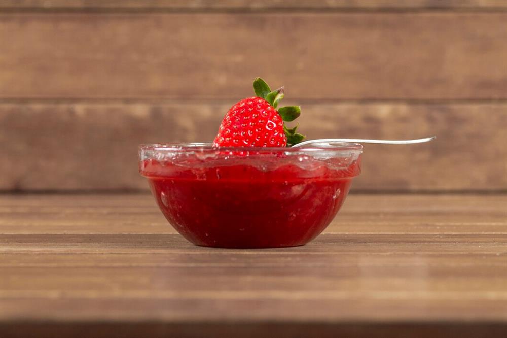 wooden-surface-with-strawberry-jam
