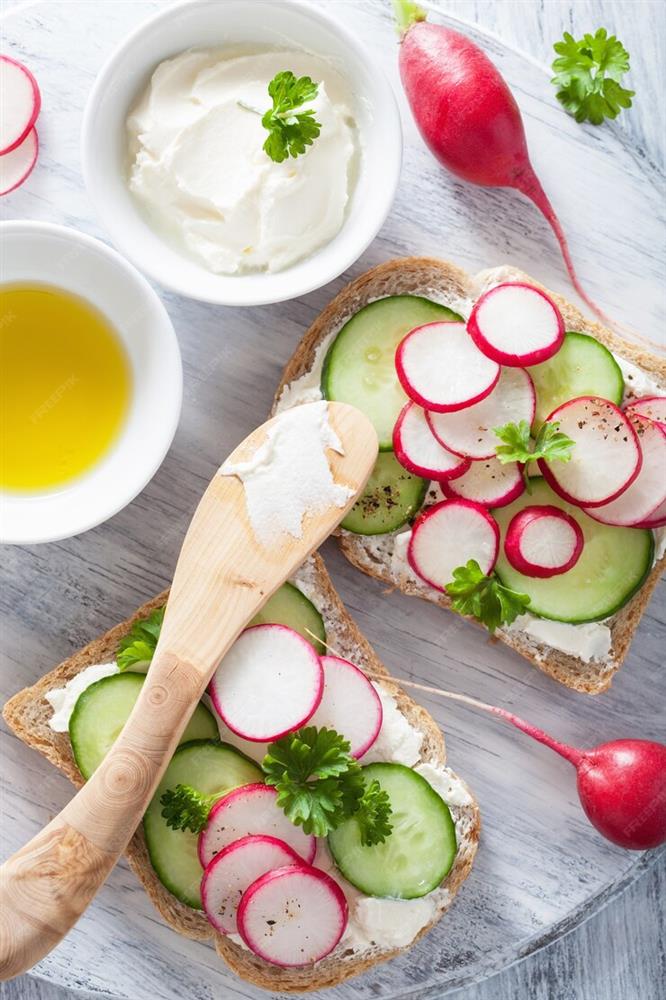 healthy-sandwich-with-radish-cucumber-