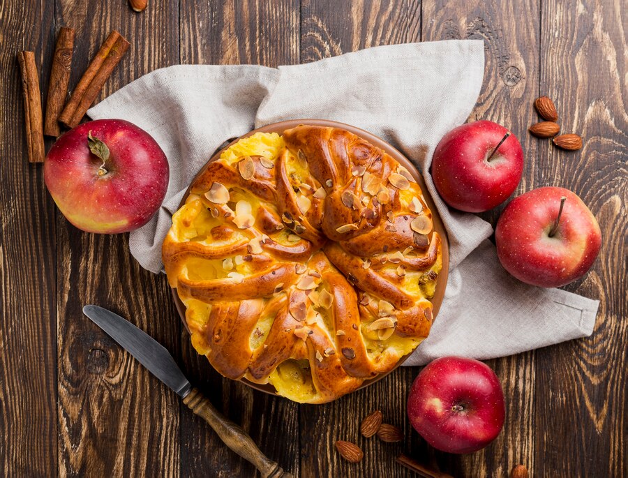 delicious-fresh-apple-pie-wooden